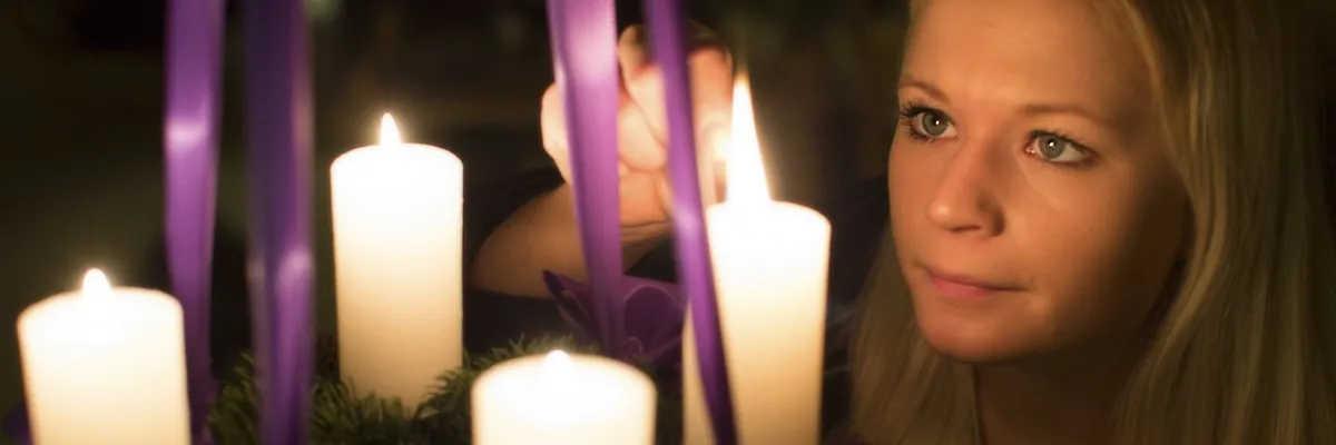 Adventskrans tændes
