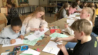 konfirmander tegner Fader Vor hæfter