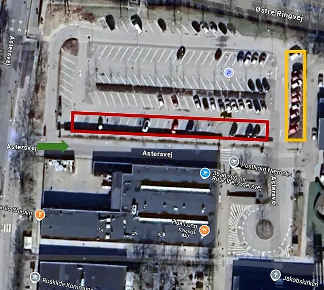 Luftfotot af parkeringsmuligheder ved Jakobskirken