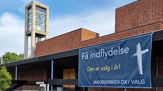 Banner om valg til menighedsrådet foran Jakobskirken