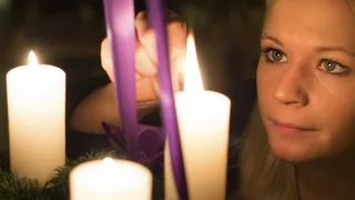 Pige tænder lys i adventskransen