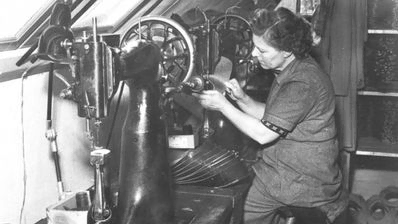 Der sys bagkapper på træsko på FDB's Garveri på Kamstrupstien, ca. 1960.