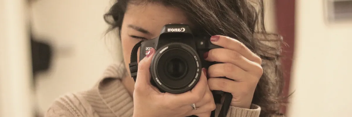 Kvinde fotograferer med kamera