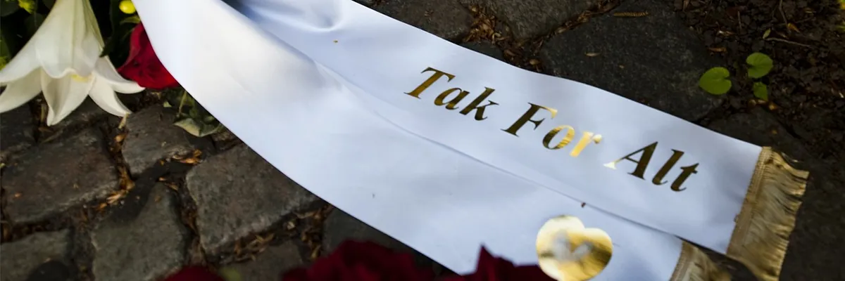 båndet fra en bårekrans med teksten "Tak for alt"